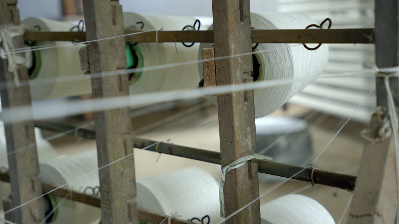 인도, 케랄라 의  ⁇ 드 ⁇  에서 섬유 가닥 을  ⁇ 는 전통적 인 기계