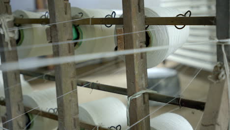 hilos textiles de hilado de máquinas tradicionales en el telar de mano en la india, kerala
