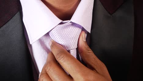 Hombre de traje y corbata.