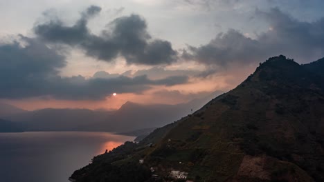 Hiperlapso-Aéreo-De-Drones-Con-Una-Hermosa-Puesta-De-Sol-Detrás-De-Las-Montañas-En-El-Lago-De-Atitlán,-Guatemala