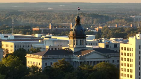 Morgenlicht-Auf-Der-Kuppel-Des-South-Carolina-State-House-Mit-Der-Flagge-Darüber