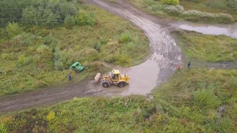 tractor y vehículo utilitario en un campo fangoso