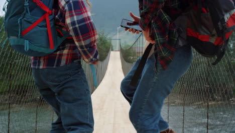 Un-Par-De-Piernas-Bailan-Juntas-En-El-Puente-Del-Río-Natural.-Turistas-Moviendo-El-Cuerpo-Afuera.