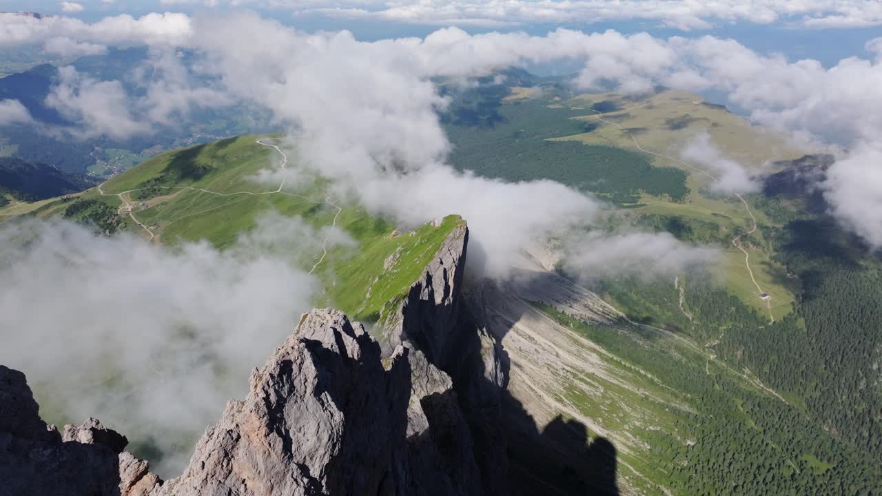 impresionante vista aérea de los picos de seceda en italia, nubes y colinas verdes, 4k