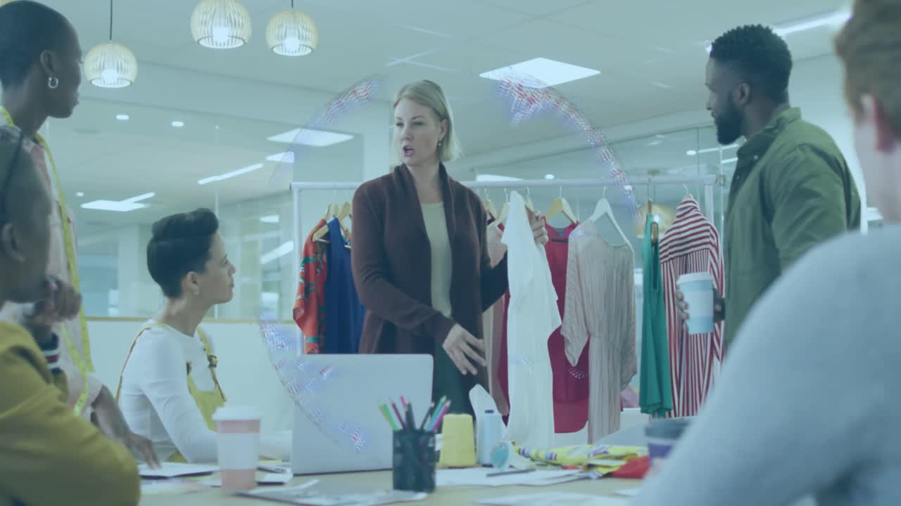 animación de conexiones y procesamiento de datos sobre personas de negocios en la oficina