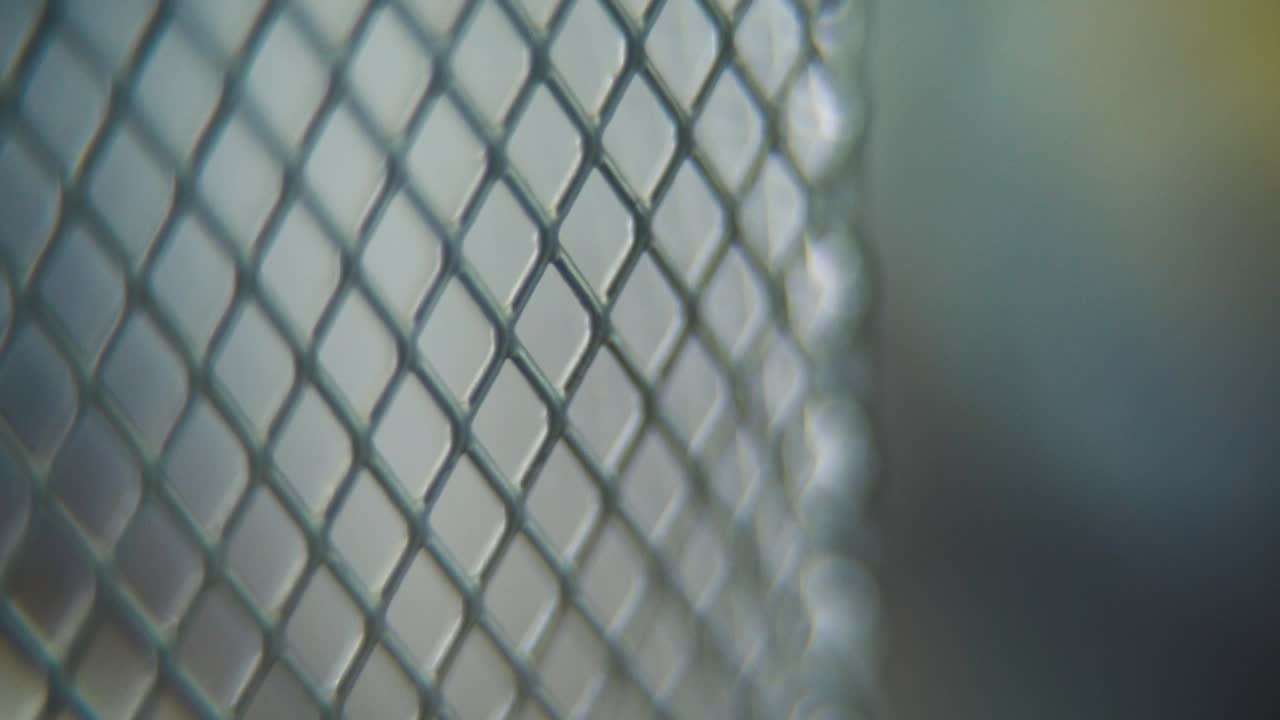 una toma hiper macro de una cuadrícula metálica, patrón de acero, textura industrial de hierro, material de aluminio, movimiento súper lento, full hd 120 fps, deslizamiento hacia arriba movimiento suave