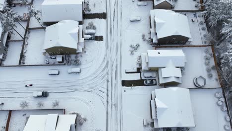 Vista-Aérea-De-Una-Cubierta-De-Nieve-=-Zona-Residencial