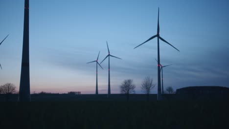 Many-wind-turbines-rotating-in-the-evening