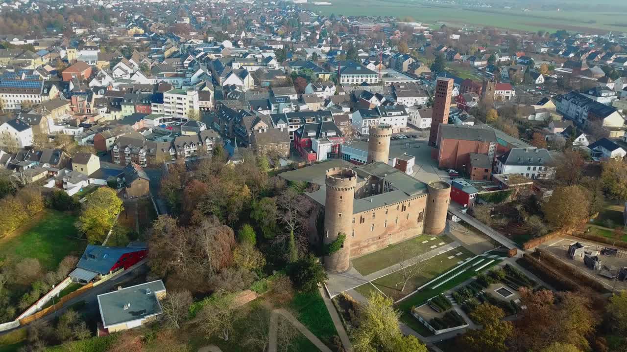 pequeño castillo e iglesia en una pequeña ciudad llamada zuelpich - alemania