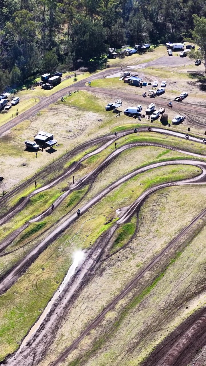 Vista aerea di piloti di motocross su una pista sterrata