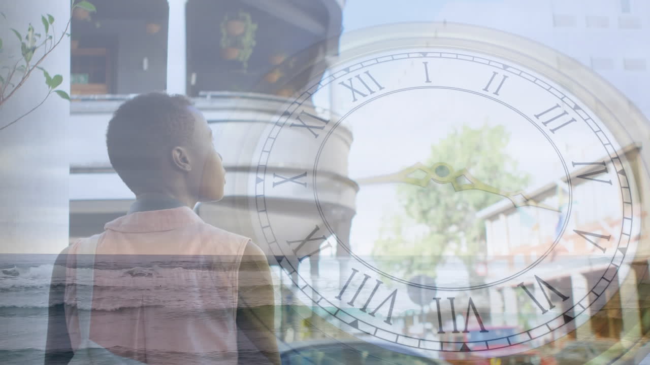 아프리카계 미국인 여성 위에 움직이는 시계와 바다 풍경의 애니메이션