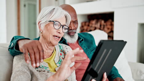 Pareja-De-Ancianos-En-El-Sofá-Con-Tableta