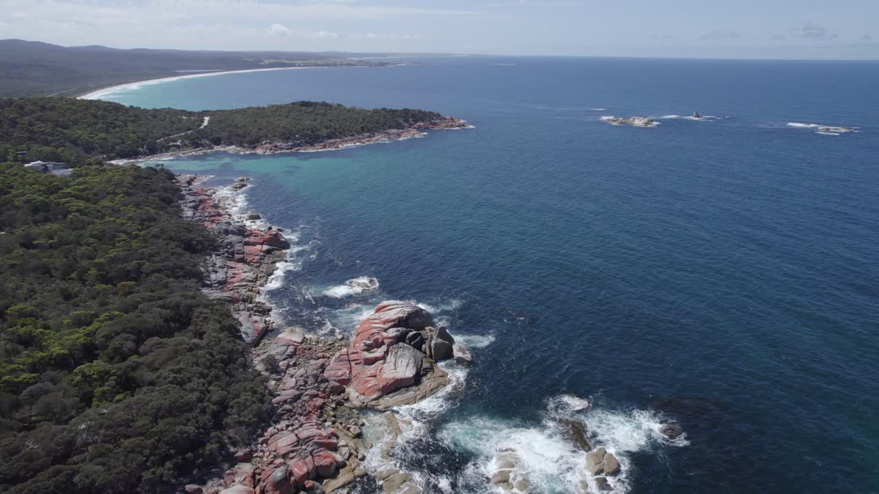 acogedor rincón norte en la bahía de binalong, tasmania con el mirador de sloop rock en el fondo
