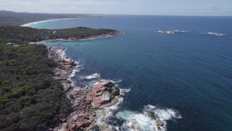 Cosy-Corner-North-In-Binalong-Bay,-Tasmania-With-Sloop-Rock-Lookout-In-Background