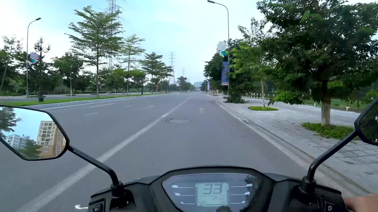 시원한 아침에 스쿠터를 타고 도시를 누비다