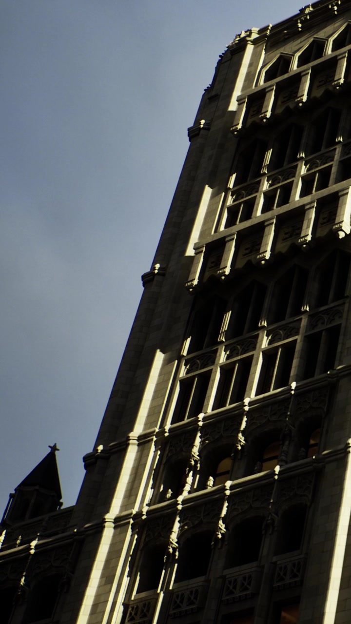 Edificio alto con architettura dettagliata in un'area urbana durante il giorno.