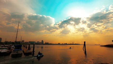 Jetskis-Fahren-Hinaus-Aufs-Offene-Wasser,-Um-In-Der-Herrlichen-Kulisse-Eines-Epischen-Sonnenuntergangs-In-Long-Beach,-Kalifornien,-Zu-Spielen