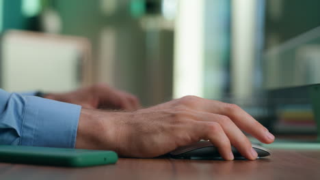 Hombre-Anónimo-Escribiendo-Texto-Usando-El-Primer-Plano-De-La-Computadora.-Brazos-Del-Director-Presionando-Botones