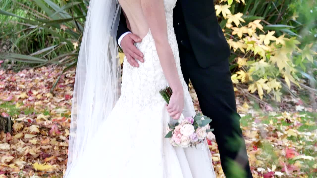 tiro de novia - novio con flor de boda