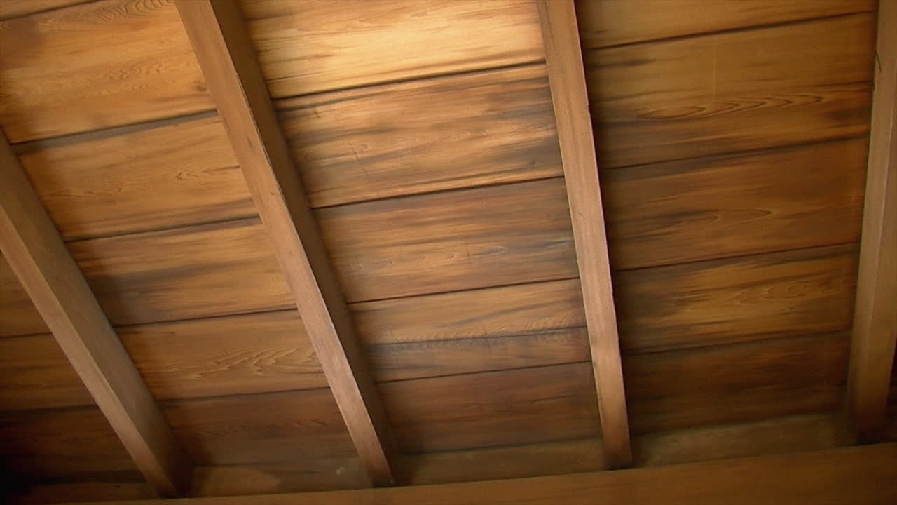 일본 가옥의 히노키 나무 천장과 서까래를 가로지르는 팬