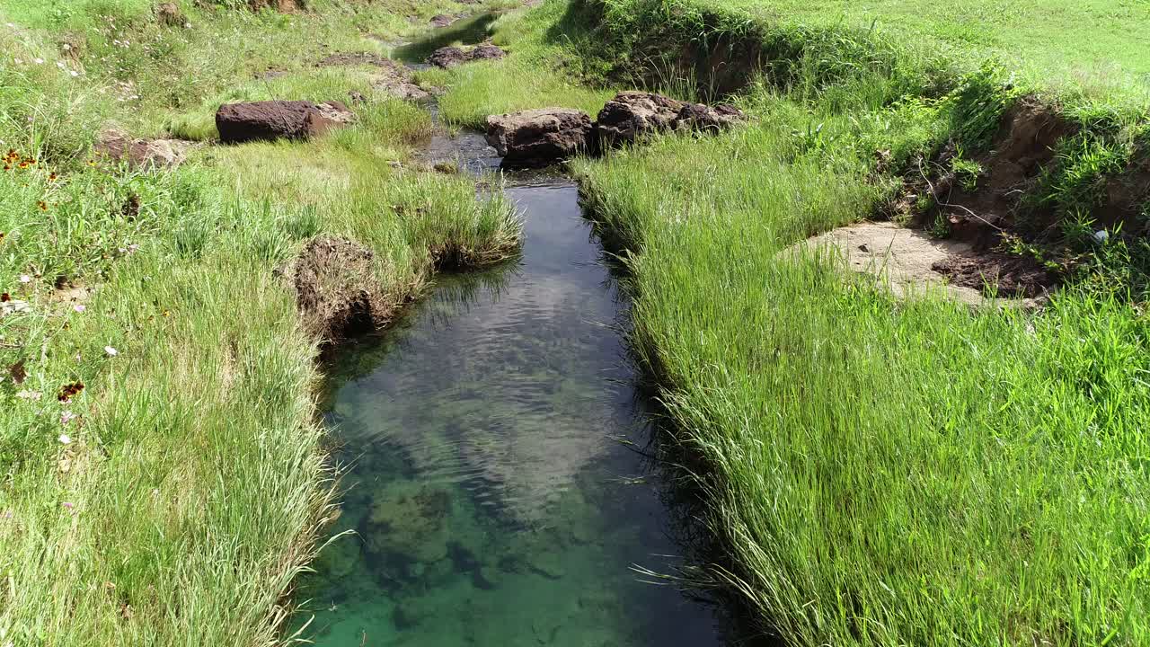 imágenes aéreas volando sobre un arroyo en texas