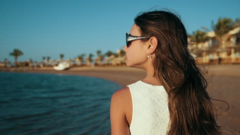 Mujer-Relajada-Caminando-Por-El-Mar.-Chica-Guapa-Pasando-Vacaciones-En-La-Costa-Soleada