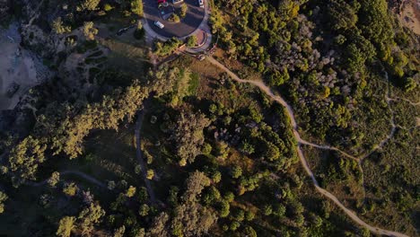 Blick-Von-Oben-Auf-Die-Autos,-Die-Im-FV-Dianne-Memorial-Park-In-Seventeen-Seventy,-Queensland,-Australien,-Geparkt-Wurden