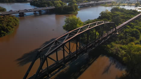 Luftaufnahme-Einer-Alten-Eisenbahnbrücke-Aus-Stahl-Auf-Dem-Fluss