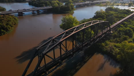 vista aérea de un antiguo puente ferroviario de acero sobre el río