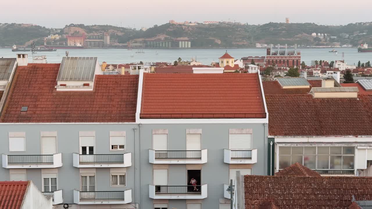 Paesaggio urbano con edifici e fiume