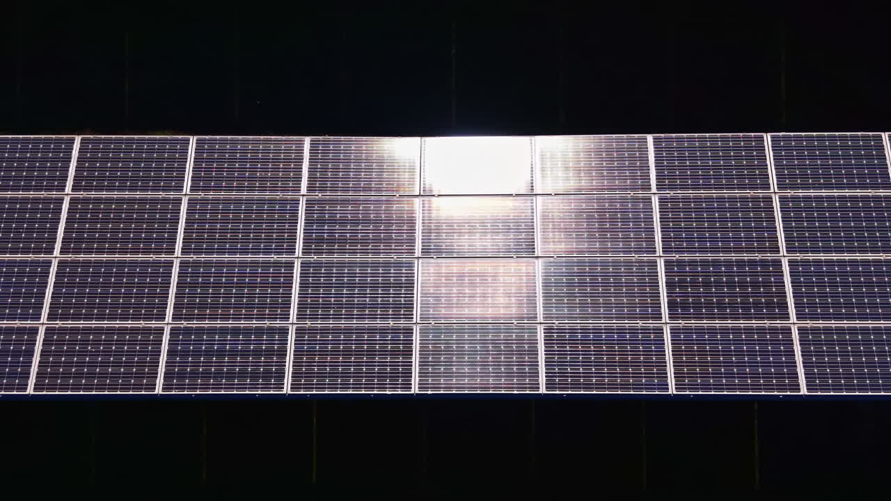 Pannelli solari raccolgono la luce del sole in una giornata limpida in una zona rurale per la produzione di energia e gli sforzi di sostenibilità nelle ore di mezzogiorno.