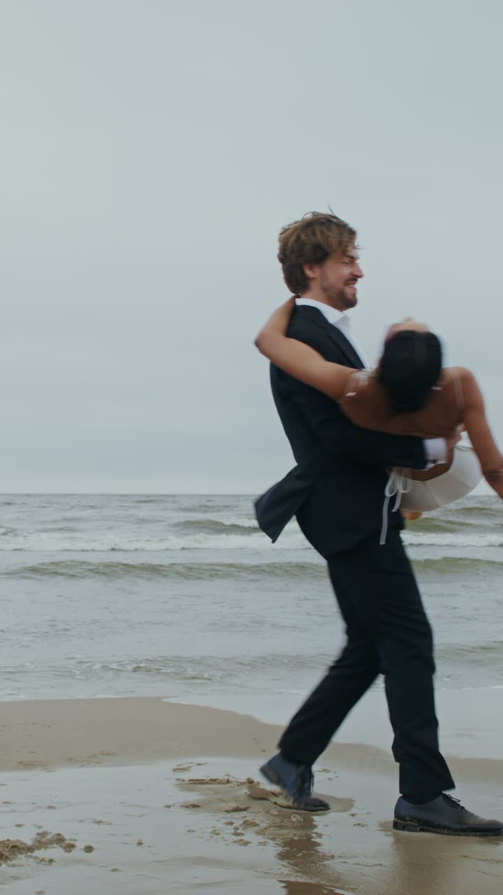 해변 에서 결혼 한 부부