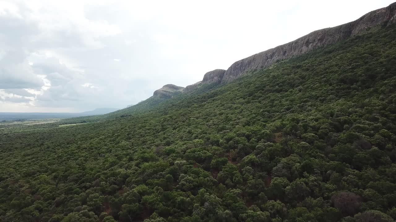 fotografía de avión no tripulado de la montaña magaliesberg en la región de hartbeespoort, provincia del noroeste, sudáfrica