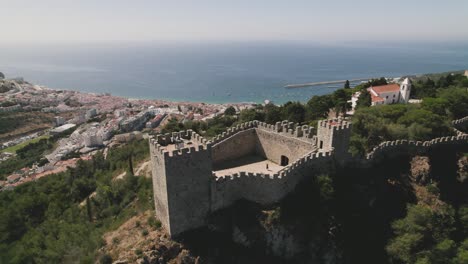 castillo de sesimbra o de los páramos y el paisaje circundante, portugal. circunvalación aérea