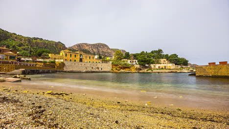 Lapso-De-Tiempo-Pequeñas-Olas-Rompen-En-La-Playa-De-Guijarros-Cerca-Del-Pintoresco-Casco-Antiguo-Italiano