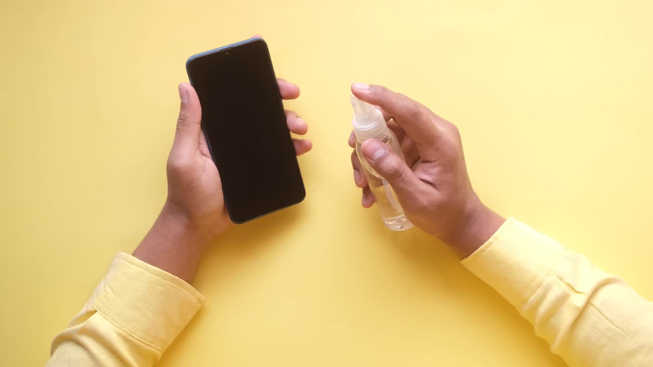손 소독제로 스마트폰을 청소하는 방법
