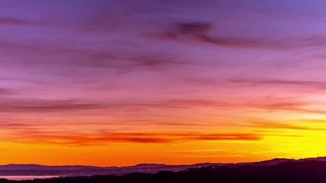 lapso de tiempo de 4k de la puesta de sol sobre gibraltar y marbella, puesta de sol naranja púrpura sobre la costa del sol, tiro de lapso de tiempo de movimiento en un cardán