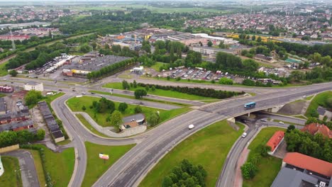 Belebte-Städtische-Kreuzung-Und-Umgebung-Im-Luftbild