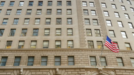 gran edificio de oficinas con la bandera estadounidense