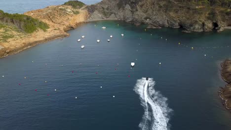 Travelling-Aéreo-De-Una-Moto-De-Agua-En-Una-Preciosa-Cala-De-La-Costa-Brava,-Cataluña