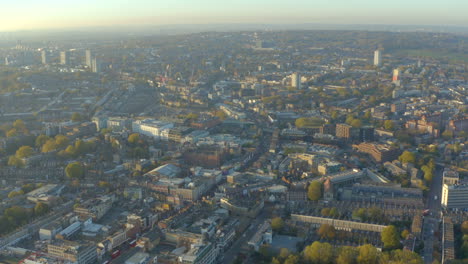 Tiro-Aéreo-De-Alta-Circulación-Alrededor-De-La-Ciudad-De-Camden,-Londres