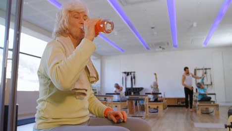 Ältere-Frau-Trinkt-Wasser-Im-Yoga-Zentrum-4k