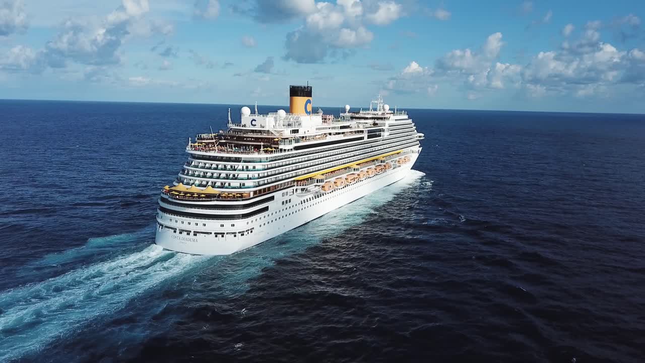 바다에서 크루즈 선박