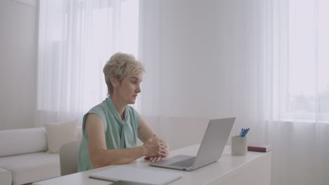 female-lawyer-is-talking-with-client-online-consulting-by-internet-on-laptop-distant-appointment-with-specialist