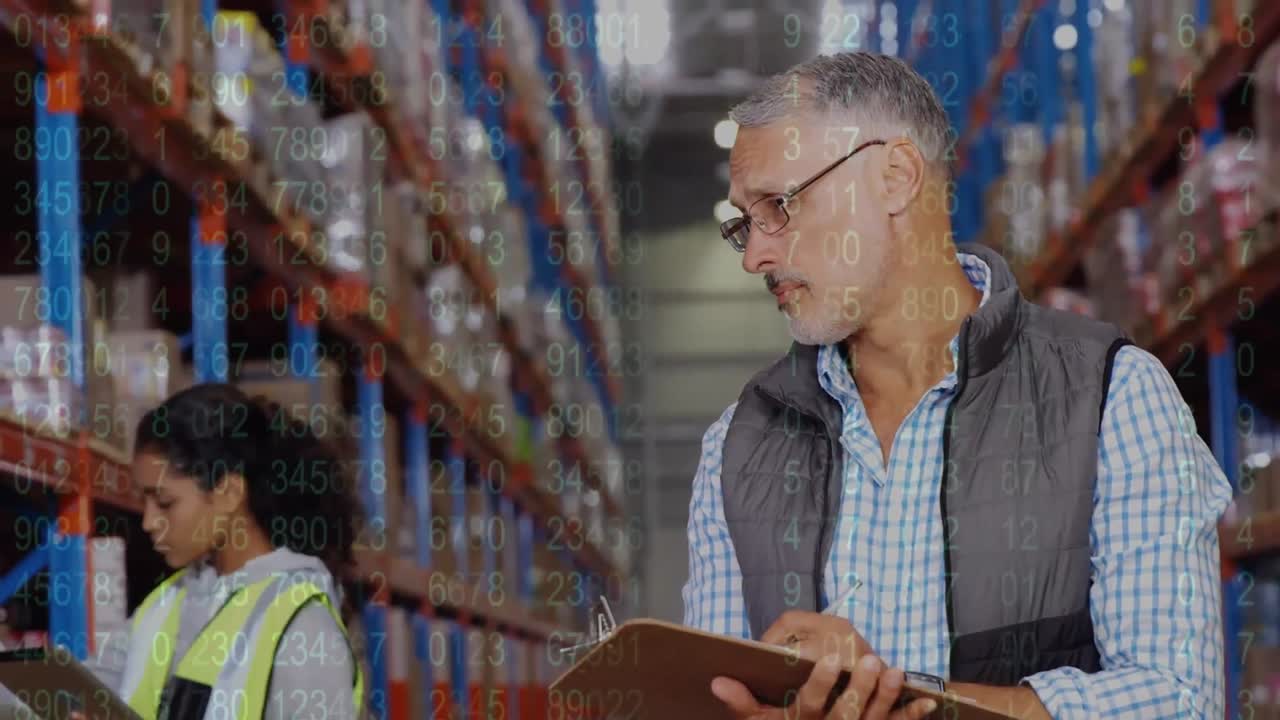 animación del procesamiento de datos sobre trabajadores masculinos y femeninos de almacén