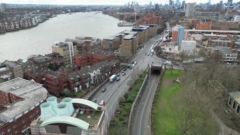 Drone-Creciente-Revelar-A1203-Autopista-Carretera-Londres-Reino-Unido-Horizonte-De-La-Ciudad