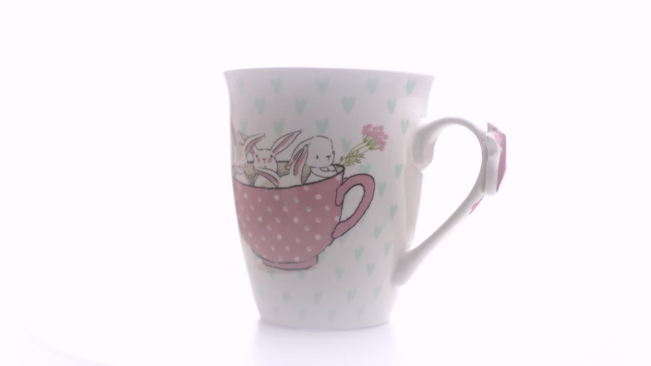 xícara de chá com coelhinhos ilustracion sobre fundo branco em estúdio fotográfico