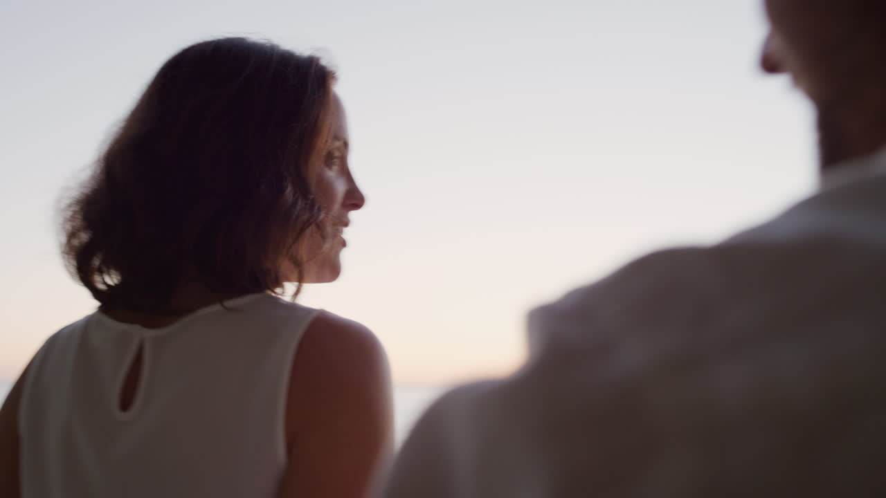 행복 한 여행 부부 가 휴가 에 있는 호텔 방 에 도착 하여 창문 밖 을 바라보는 젊은 남성 이 아내 와 함께  ⁇ 만적 인 휴가를 즐기며 사진 을 찍고 있다