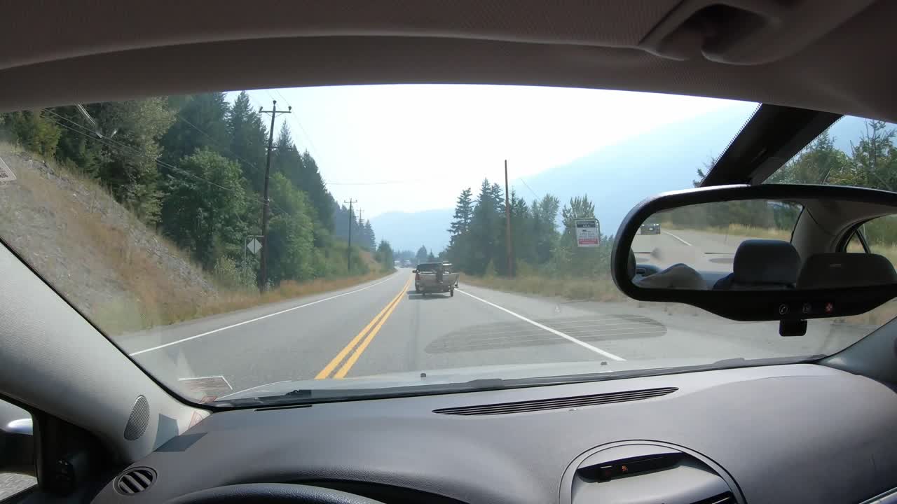 경치 좋은 산악 도로 저속 운전사를 통해 운전하는 자동차