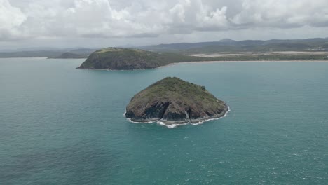 Rugged-Island-Bluff-Rock-In-The-Coral-Sea-In-Yeppoon,-QLD,-Australia